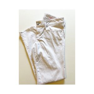 Lilly Pulitzer white Worth Skinny Jeans. Size 8 cotton rayon poly blend.